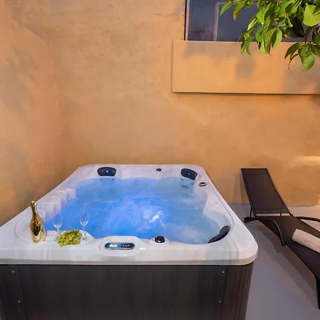 3-4 Bedrooms In Old Town Apartment *