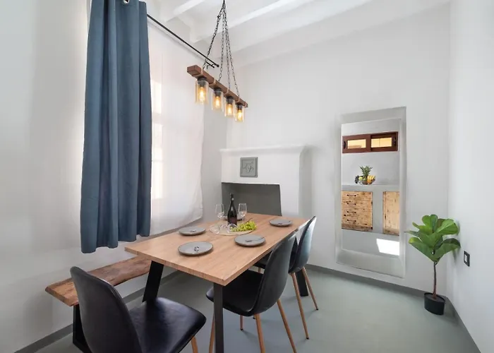 3-4 Bedrooms In Old Town